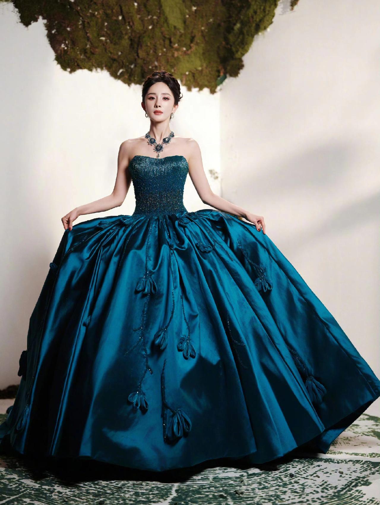 @杨幂优雅登场今晚活动现场。如花绽放，向万物[比心]