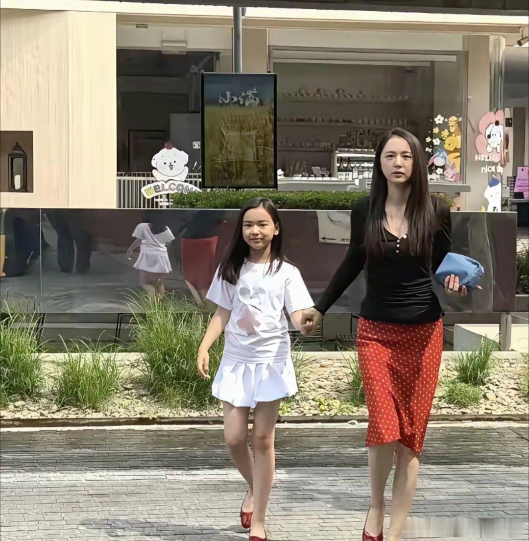 董璇这辈子都不会离开张维伊了原因很简单，首先，董璇的女儿小酒窝越来越像妈妈了，就