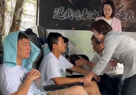 今天下午，具有心脏外科医师背景的“立委”苏清泉，今日也带着听诊器、血压计及血氧机