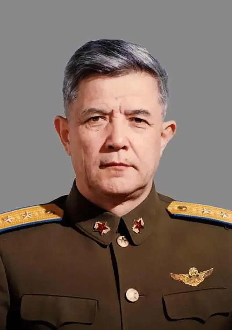 上世纪80年代，苏联国防部长听说自己的17位将军在酒桌上，被一个中国军人全程压制