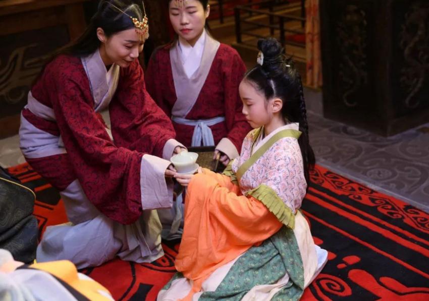 古代的男子，为什么都很喜欢娶十三四的女子为妻呢？实情让人听来很感慨。古代女子15