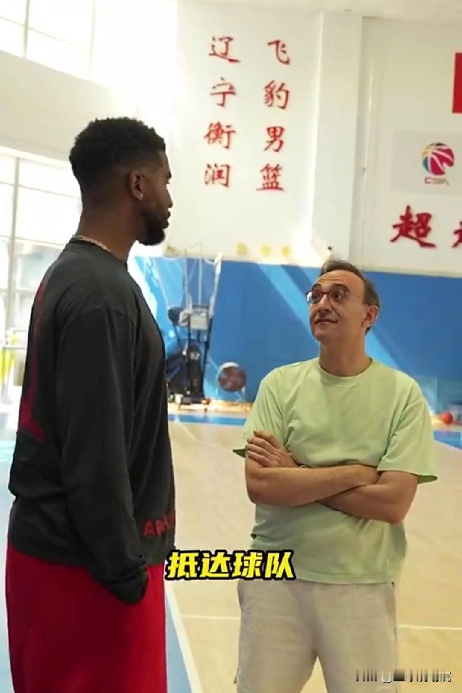 克里斯与球队汇合，老谭克里斯都说了什么。辽宁男篮心心念的外援终于来了一位，大