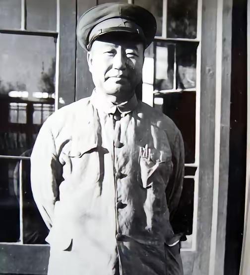 1949年9月18日，董其武正在商议绥远起义部署，特务头子张庆恩带着十几个手持武