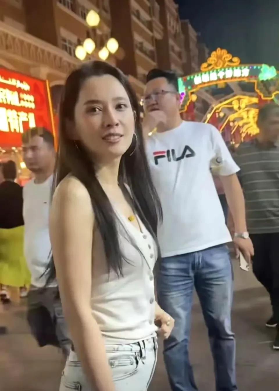 最近有人在新疆街头撞见森林北，没精修的照片一出来，好多人说比屏幕里还好看。她就
