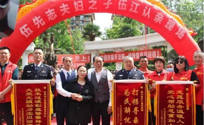 1989年正月初六的四川开江，新北街口的甘蔗摊前挤满了买年货的人。吴正惠给两