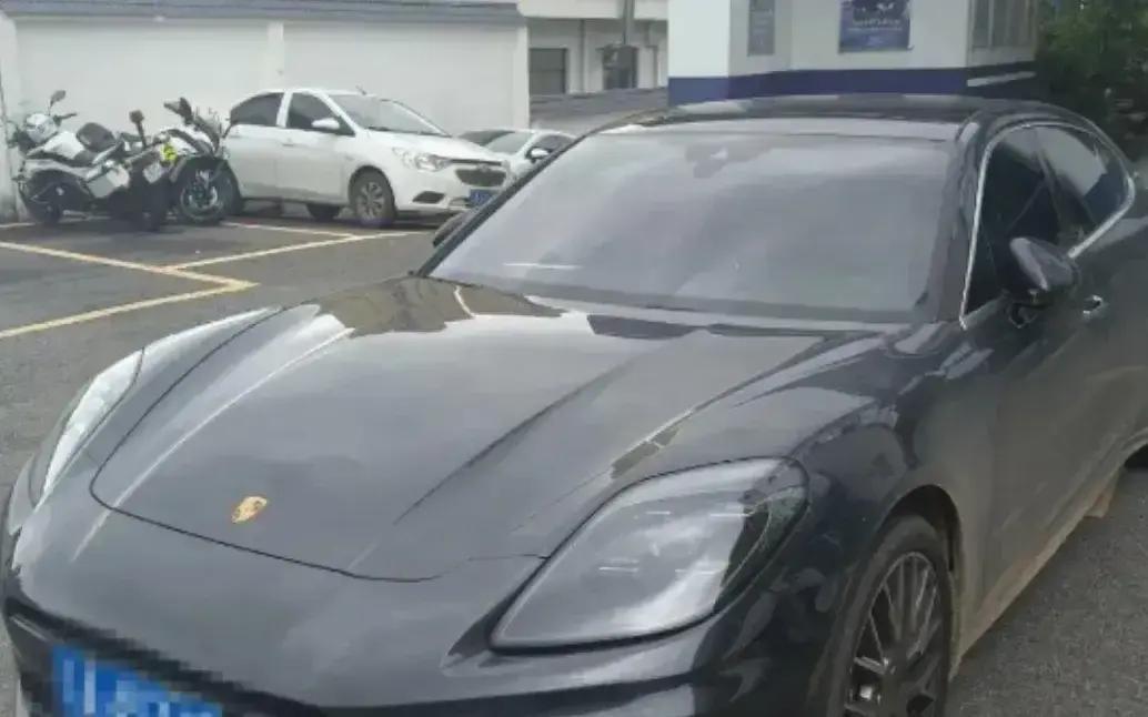 云南昆明，一女子惊讶的发现，她价值140多万的保时捷，明明停在公司停车场没开，可