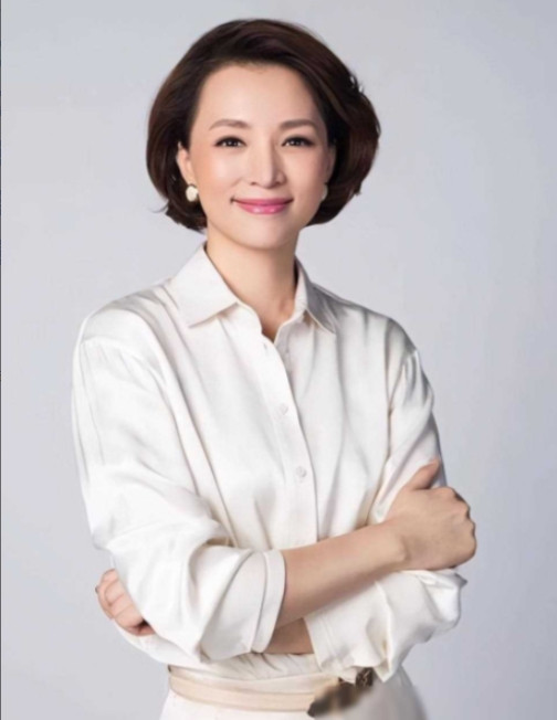 离异带俩娃！2013年，40岁的董卿执意嫁给35岁的百亿富豪密春雷，董母劝阻她：
