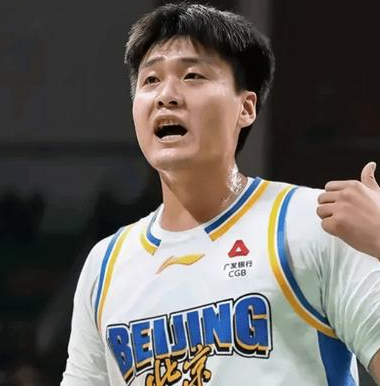 北京男篮的伤病情况。据北京男篮总经理张云松透露，曾凡博目前还在美国治伤，目前他的
