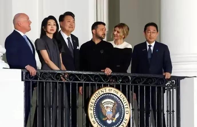 红场阅兵倒计时之际，翻出这张几位精精神神站在白宫观礼台上的照片，物是人非，不得不