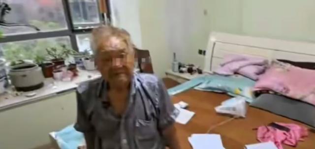 上海，一位87岁的大爷，在老伴去世之后，大爷跟保姆领取了结婚证。领证之后，因为家