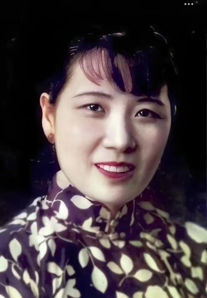都说柯蓝是外形最接近宋美龄的演员。看这段表演，感觉柯蓝饰演的宋美龄差距太大。首先