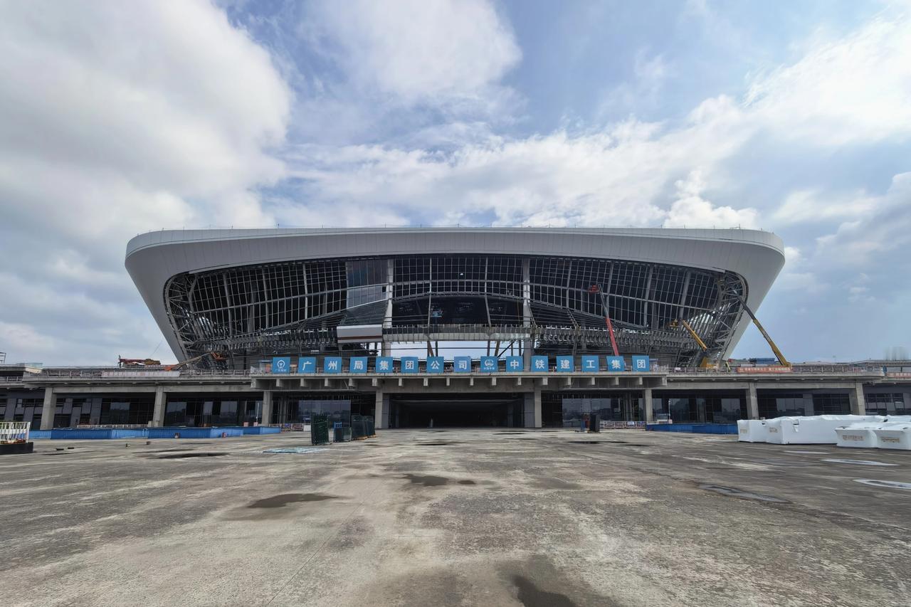 建设节点再迎突破，长沙西站中区结构完工，枢纽工程全速冲刺7月28日，由广州