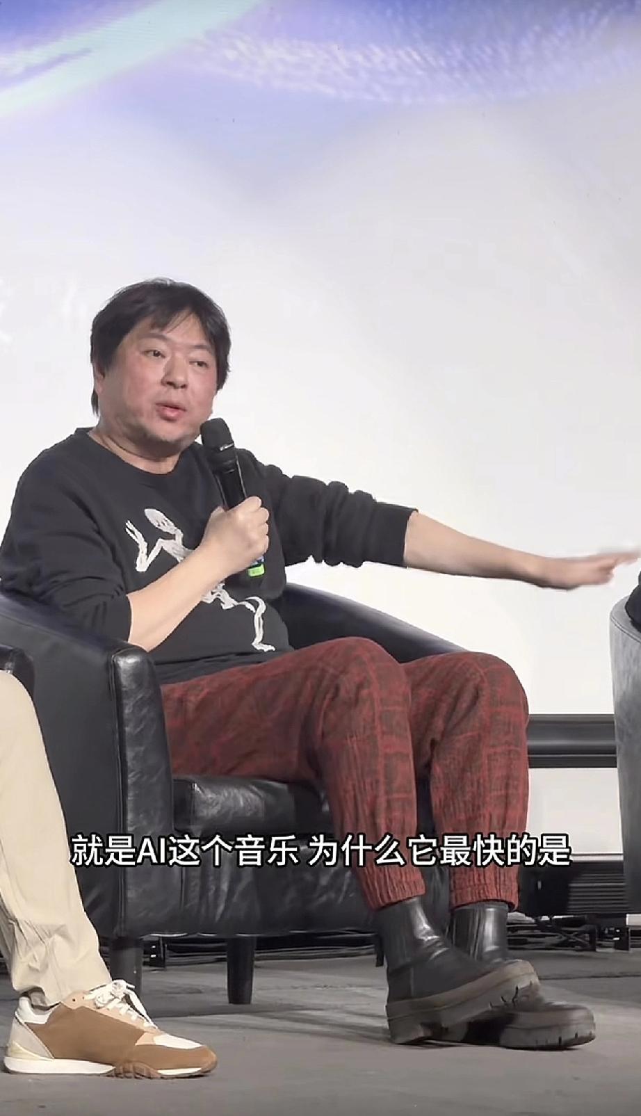 高晓松现在怎么成这样了？完全没有年轻时文艺男青年的范儿了!近日，高晓松罕见露