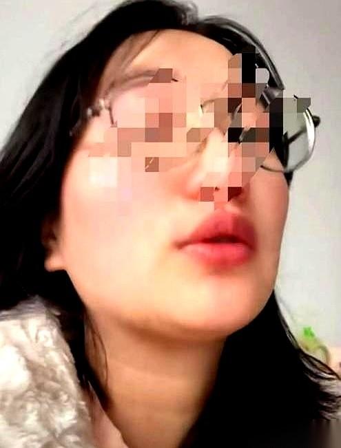 “拿不出手，就别回来了。”就这一句。电话那头是亲妈，电话这头，一个抱着七个月