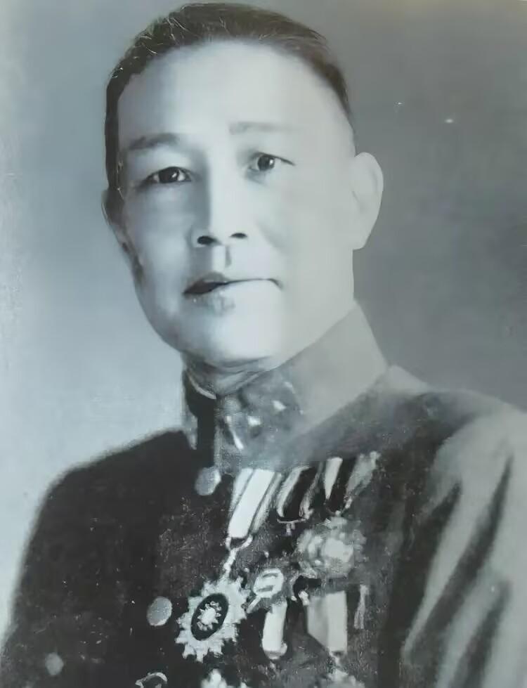 1948年，锦州解放后，范汉杰的妻子一路逃到了葫芦岛，找到了郭忏，对着他声泪俱下