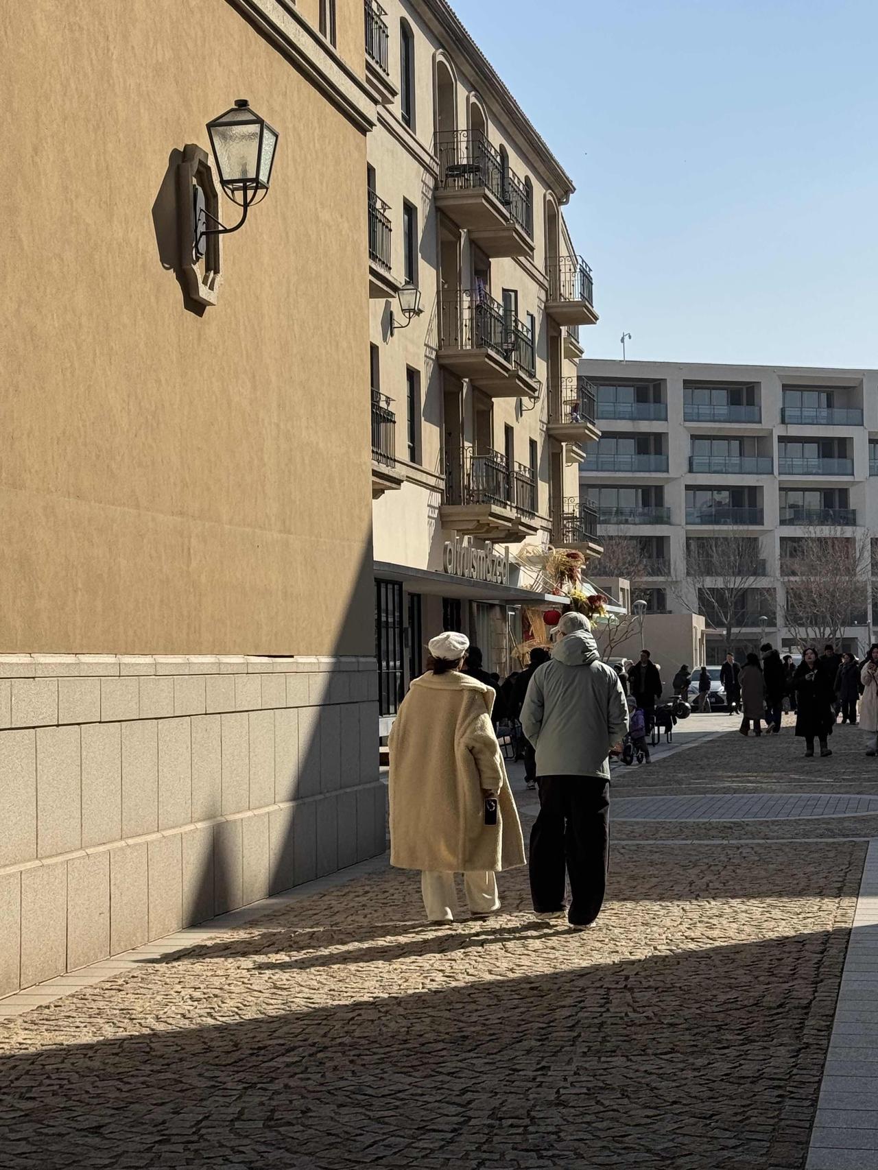 马龙和夏露出现在街角，过年太开心了，真的好让人激动，郎才女貌！过年又出游，他们
