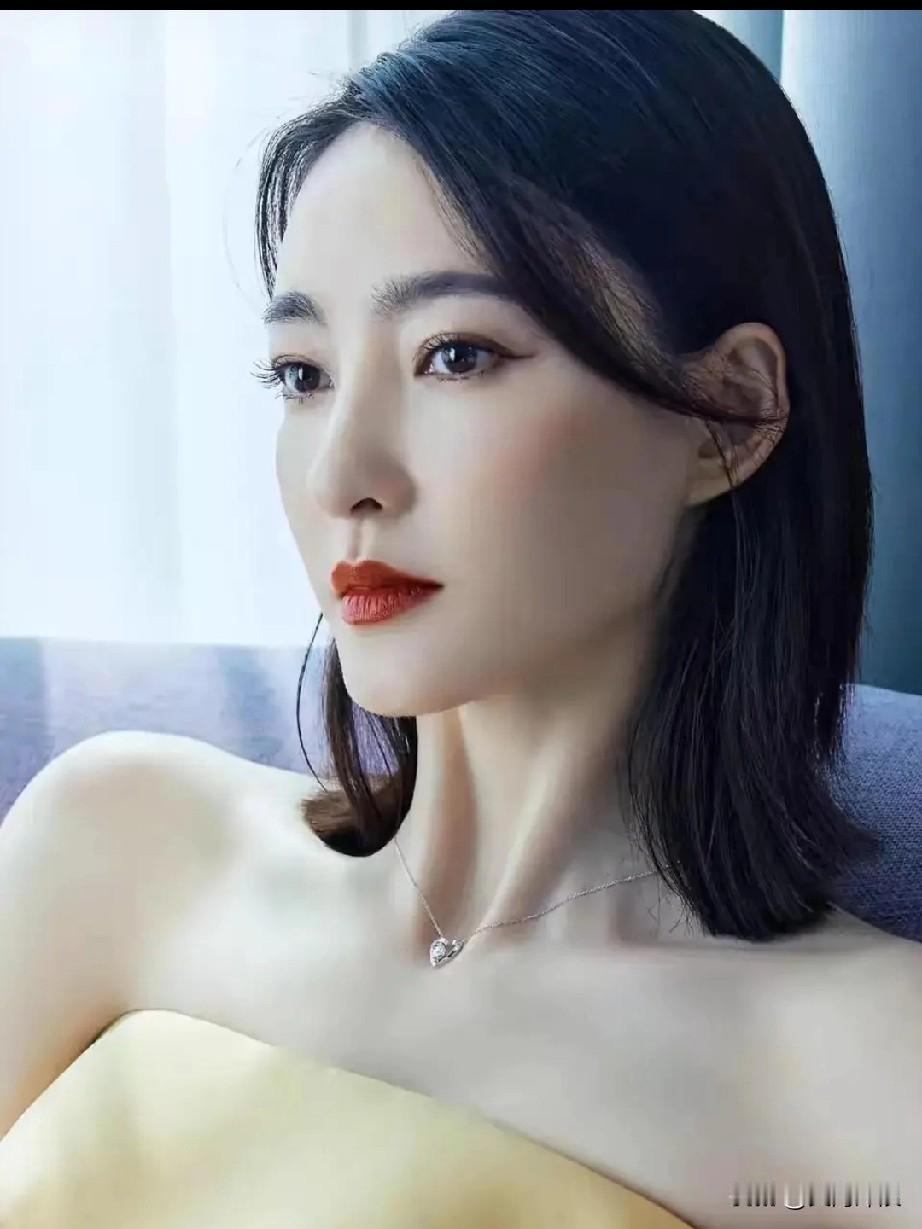 中国诗人为演员王丽坤写的一首“接龙诗”！乾坤朗朗春意涌涌动艺花娇容生生机