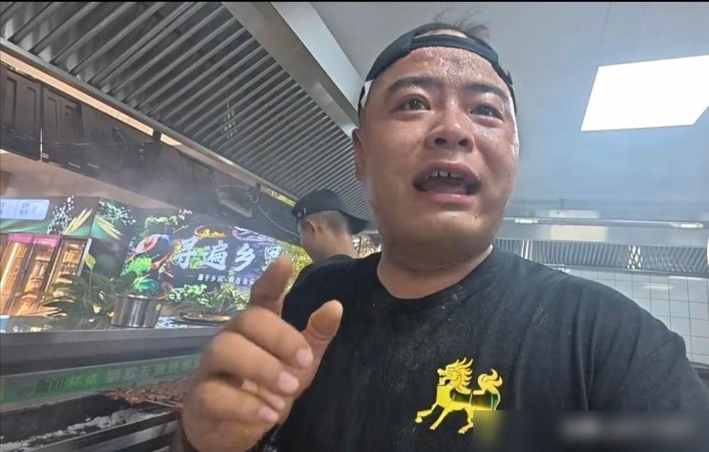 豆二两的烧烤店麒麟合川试营业第一天忙的是一塌糊涂，烤串的单子随意摆放，导致烤串的