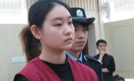 2004年，冯巩下班后收到一条短信，有一个张梦女性，说和他发生了不正当男女关系，