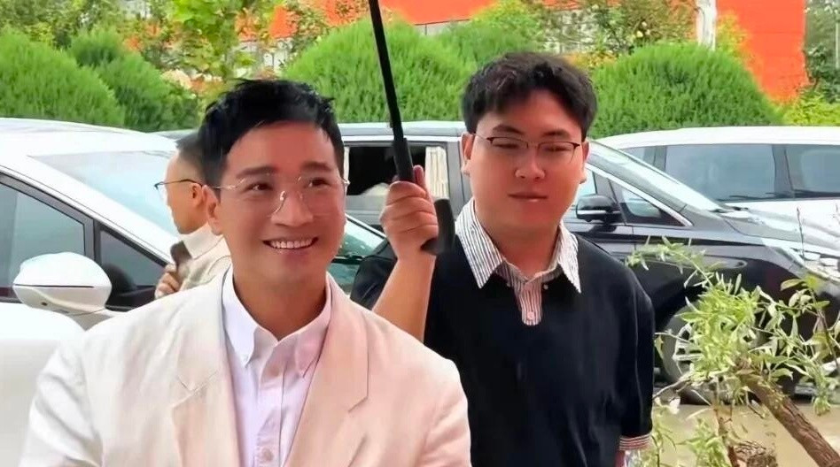 何晟铭也玩替身文学吗继白月光梗，何晟铭出镜工作人员被网友讨论很像🐟歪，再添替