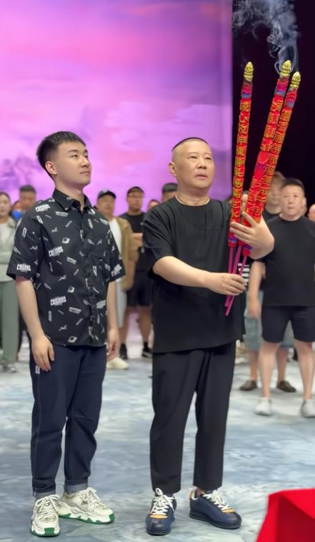 郭德纲举办祭祀大典祭拜祖师爷，传统礼节他一点没简化，态度看得出来相当诚心，我看有
