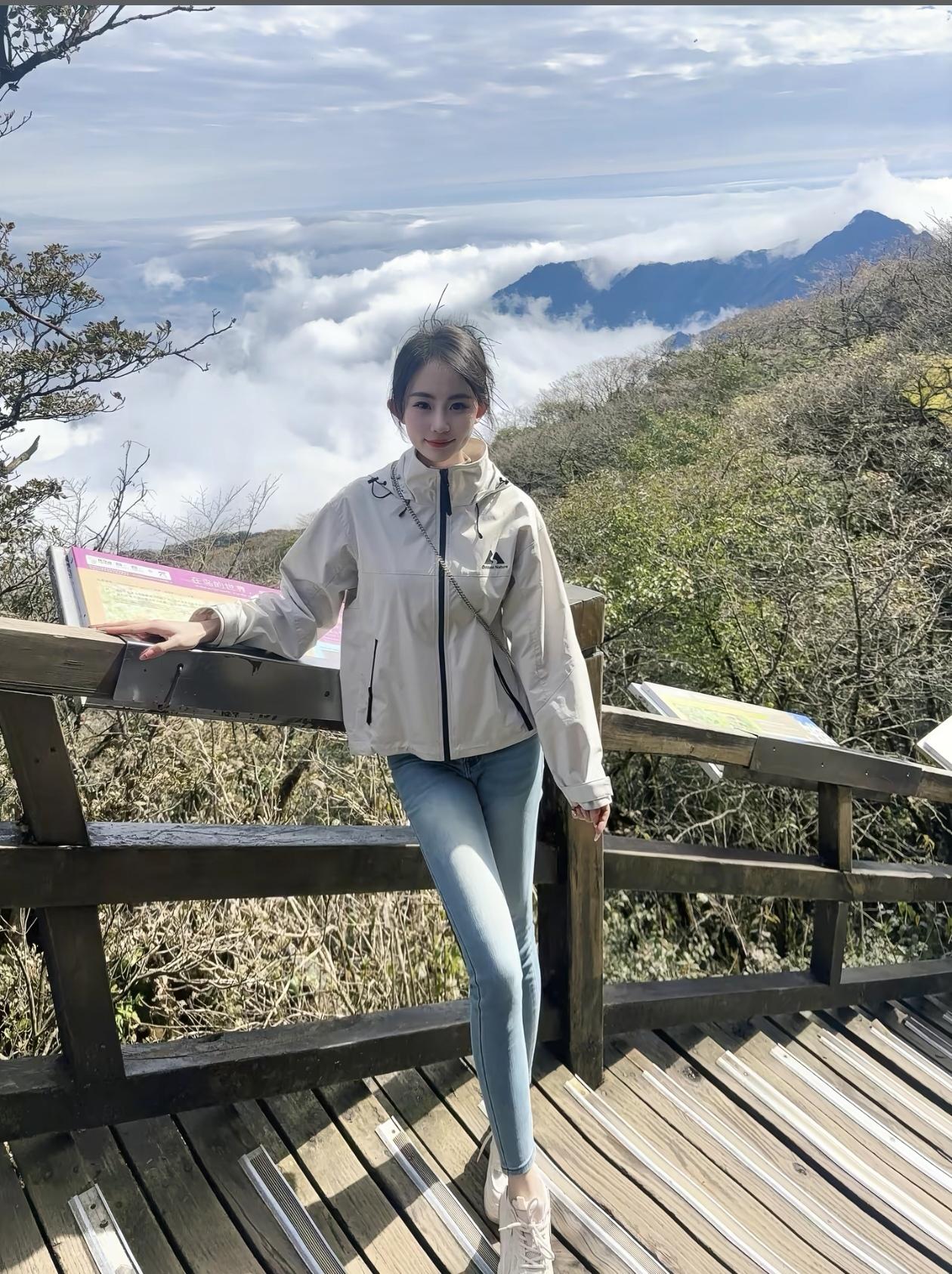 云海之上，少女漫步，尽享自然之美