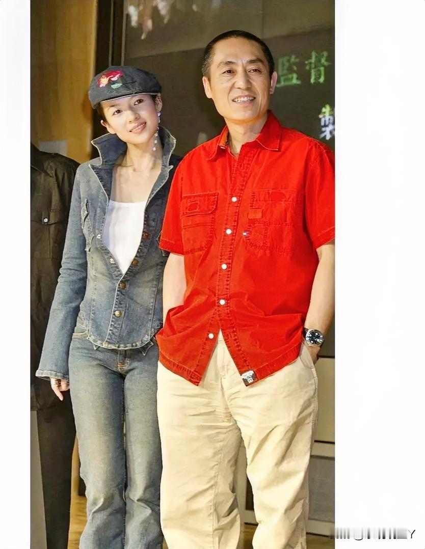 这是章子怡和张艺谋的一张合照，拍摄于2003年，地点在东京。章子怡当时24岁，清