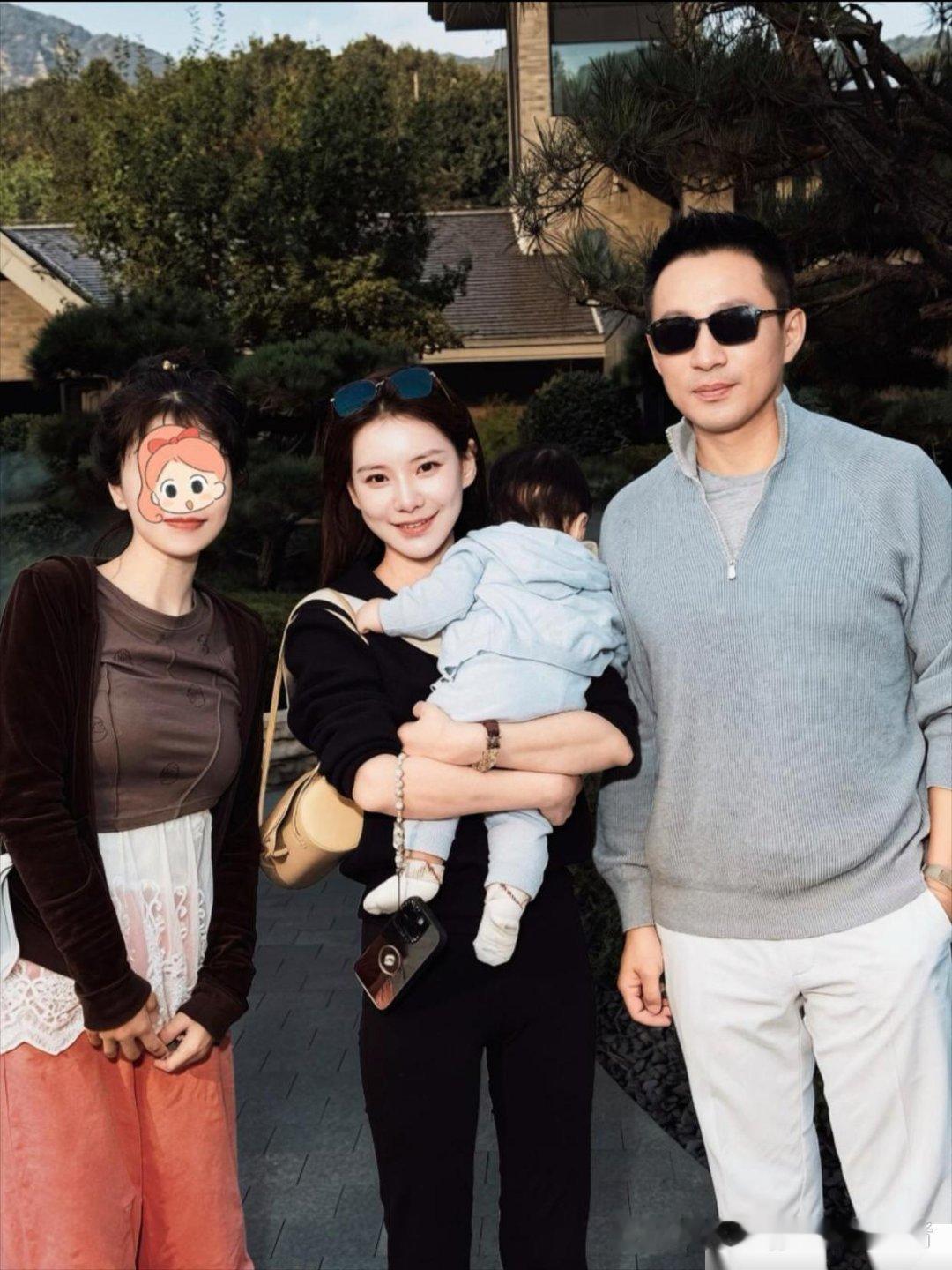 45岁汪小菲和老婆马筱梅带着小儿子现身北京怀柔一间餐馆吃饭，一家三口看起来好幸福。未满一岁的小汪宝肉