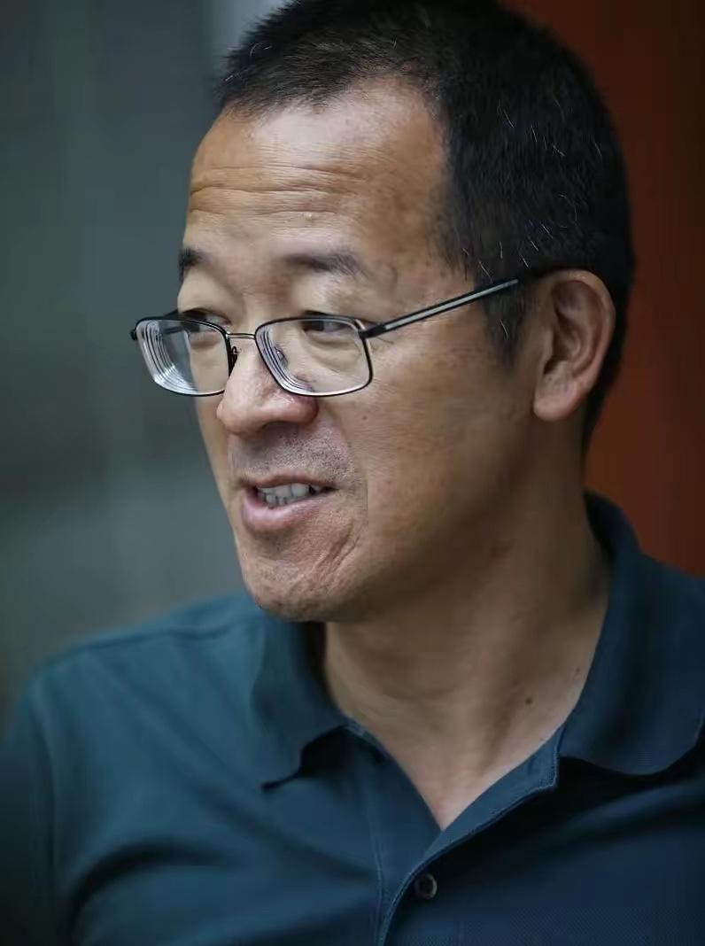 俞敏洪直言：家境好未必走得远，能扛住黑暗的人，才配得上光明俞敏洪语出惊人：“
