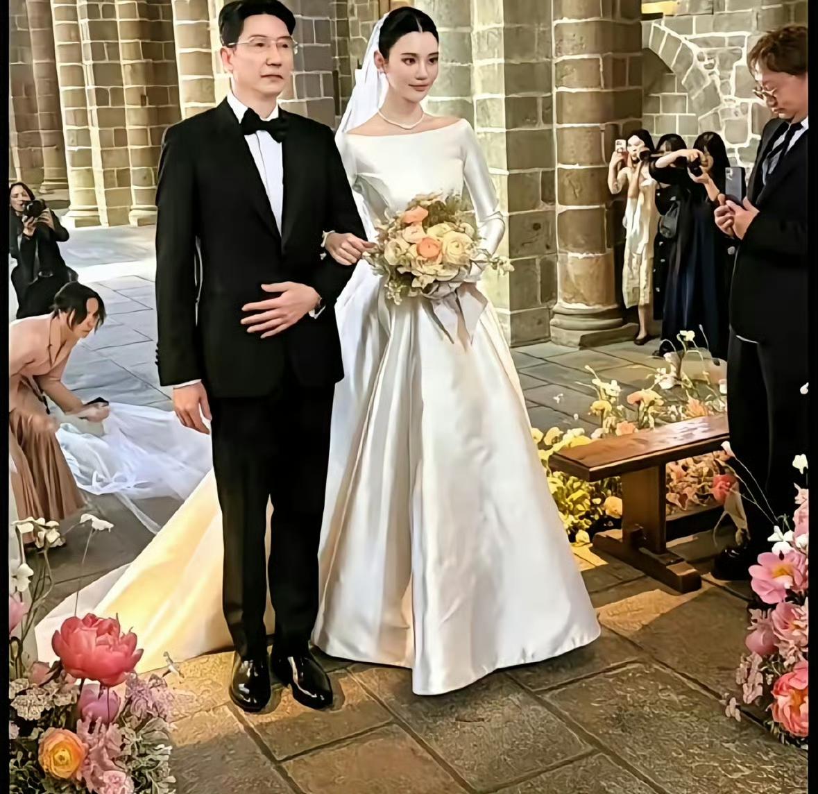 奚梦瑶家世浮出水面，难怪能跻身豪门奚梦瑶的原生家庭条件远超大众想象，父亲任