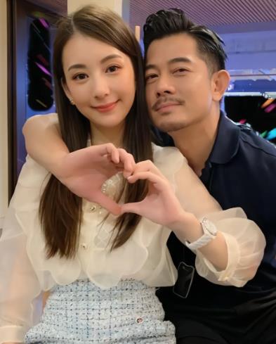 天王郭富城在电影《内幕》首映上公布三女儿名字叫郭咏心。对于可有计划再追四胎一问，