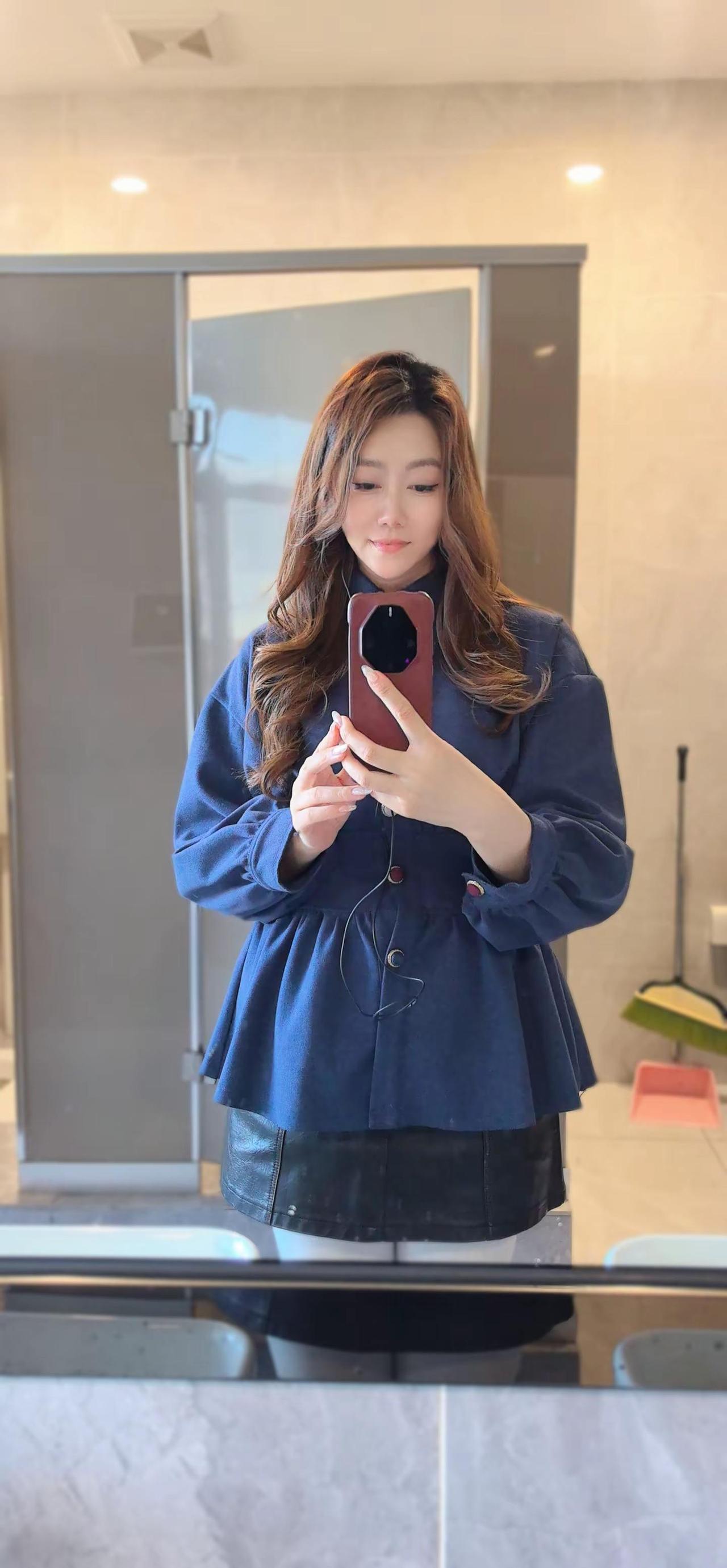 小皮裙、大波浪一看就是渣女😜😜今日渣女穿搭。