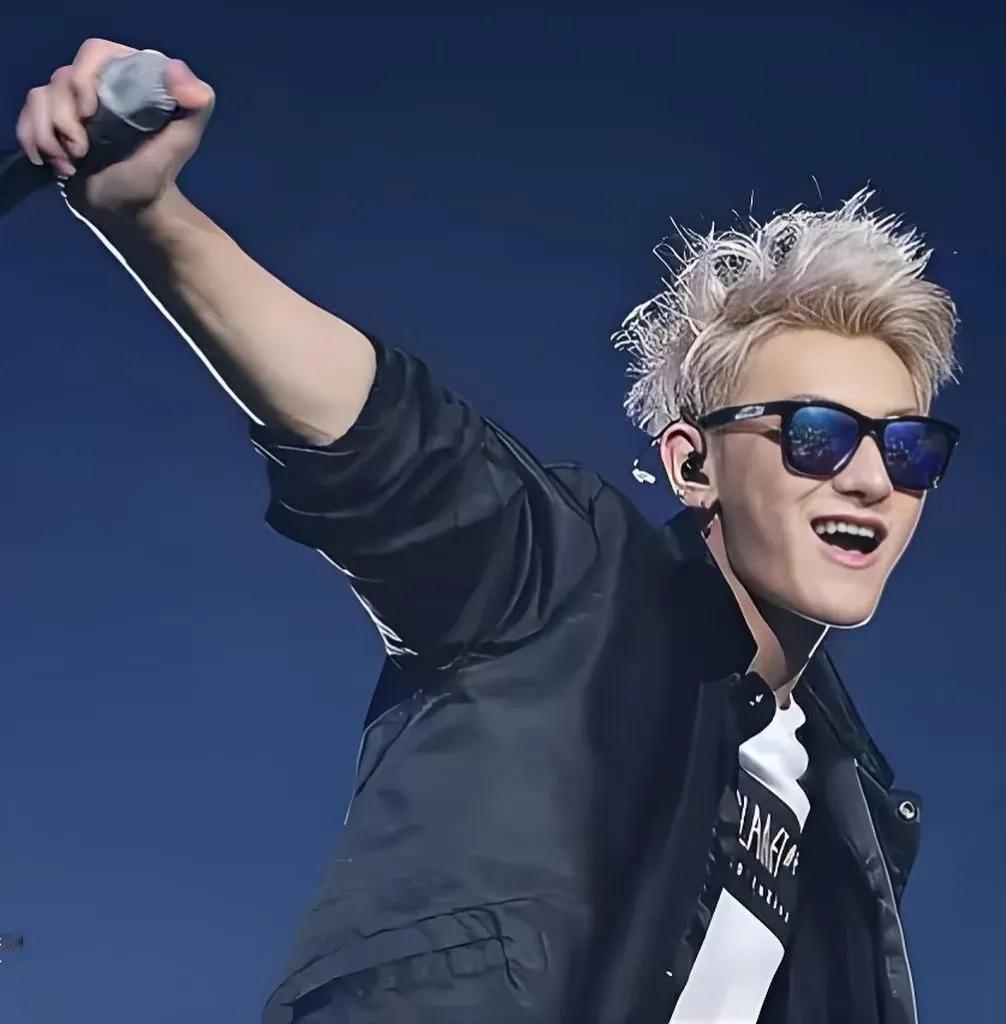 我妈看了黄子韬脑溢血这事儿之后，突然冷不丁的说了这么一句话，直接把我给整懵了