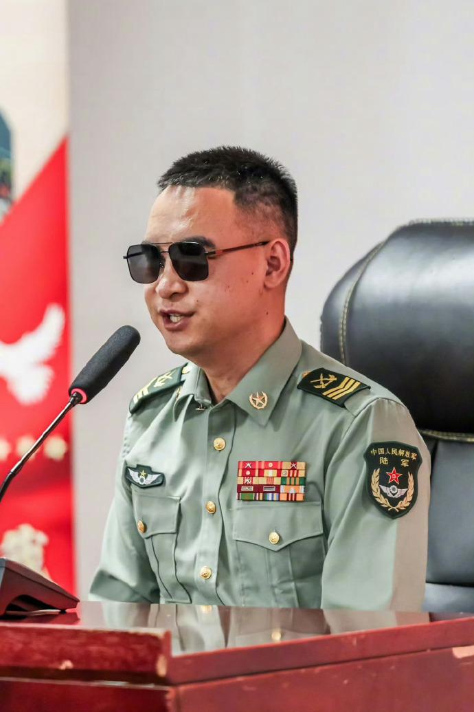 ·有人问，为什么杜富国失去双手双眼，还能留在部队？ 其实这个问题问得挺直白，