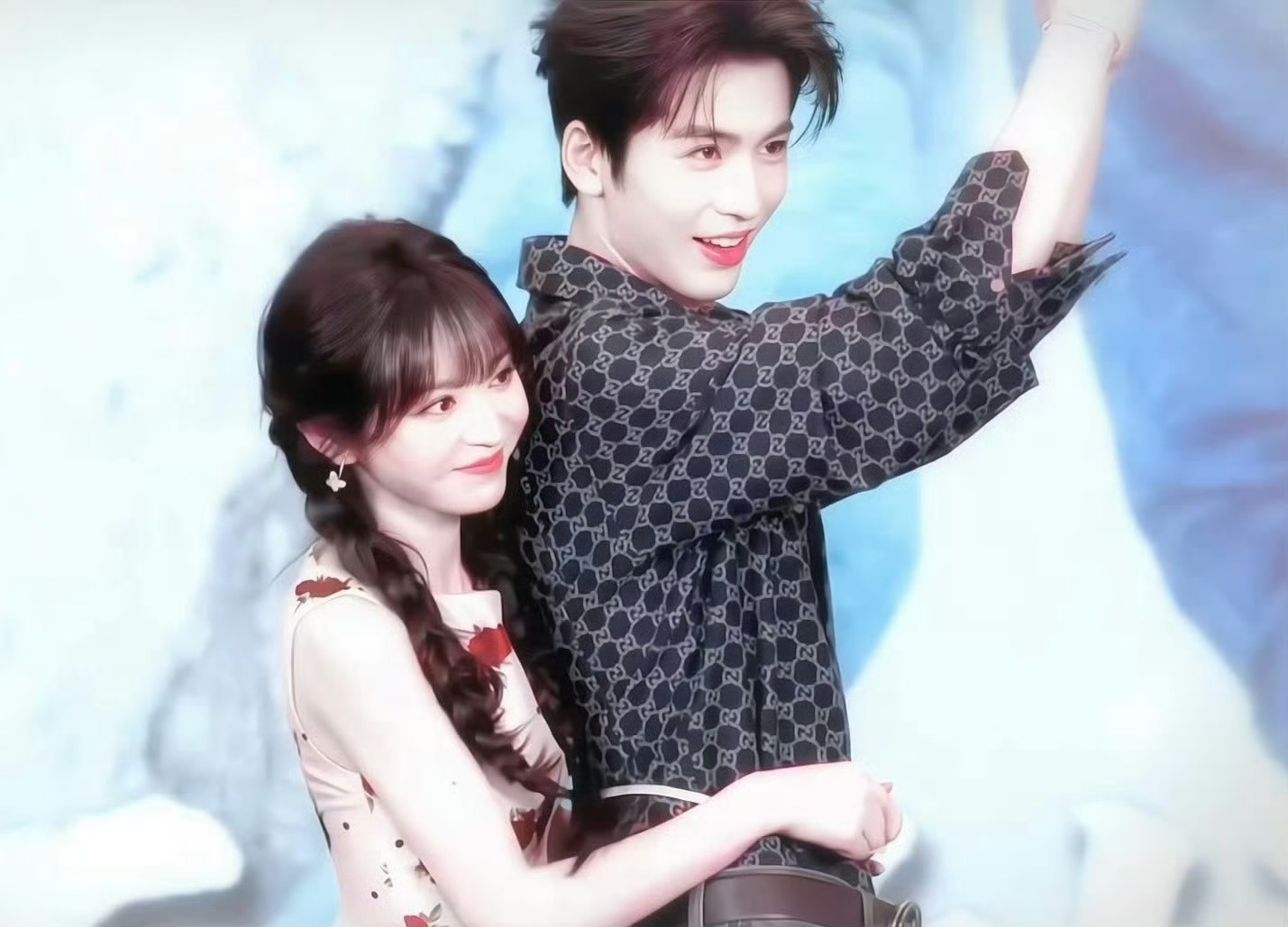 田曦薇背后抱量张凌赫腰围这对吗？两人不要太好磕，剧里磕完，线下磕，还这么大张旗鼓