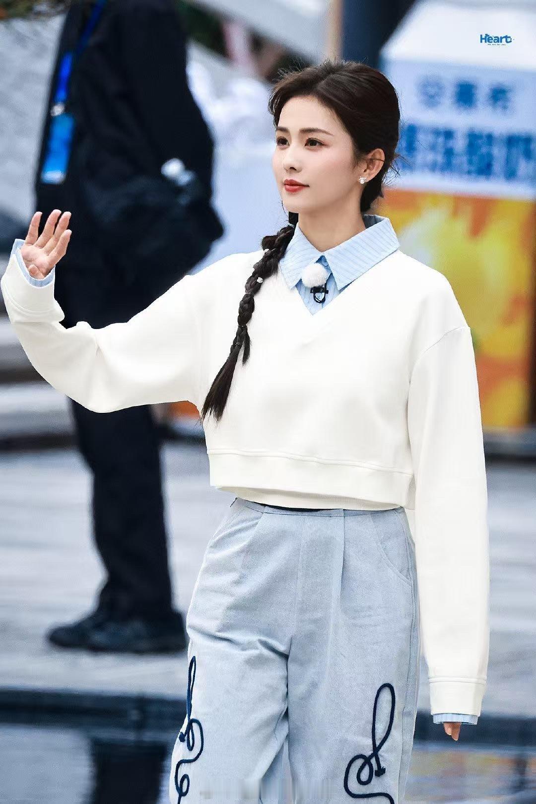 白鹿水蓝色look白鹿身着水蓝色古风服饰，温柔如水的气质扑面而来，配上她标志性