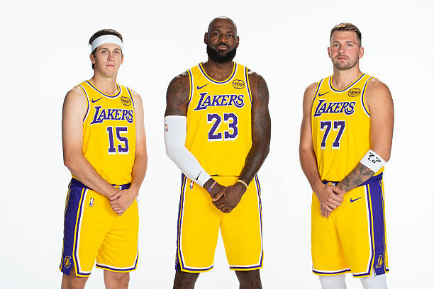 据统计，东契奇本赛季球权占有率（USG%）37.8%，生涯最高值。里夫斯本赛季球