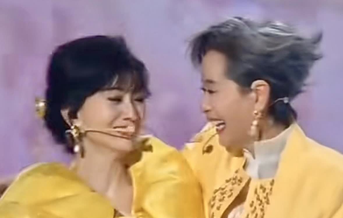 终于知道叶童为啥不再巡演？直到看到赵雅芝，第一次在戏外哭泣。这么