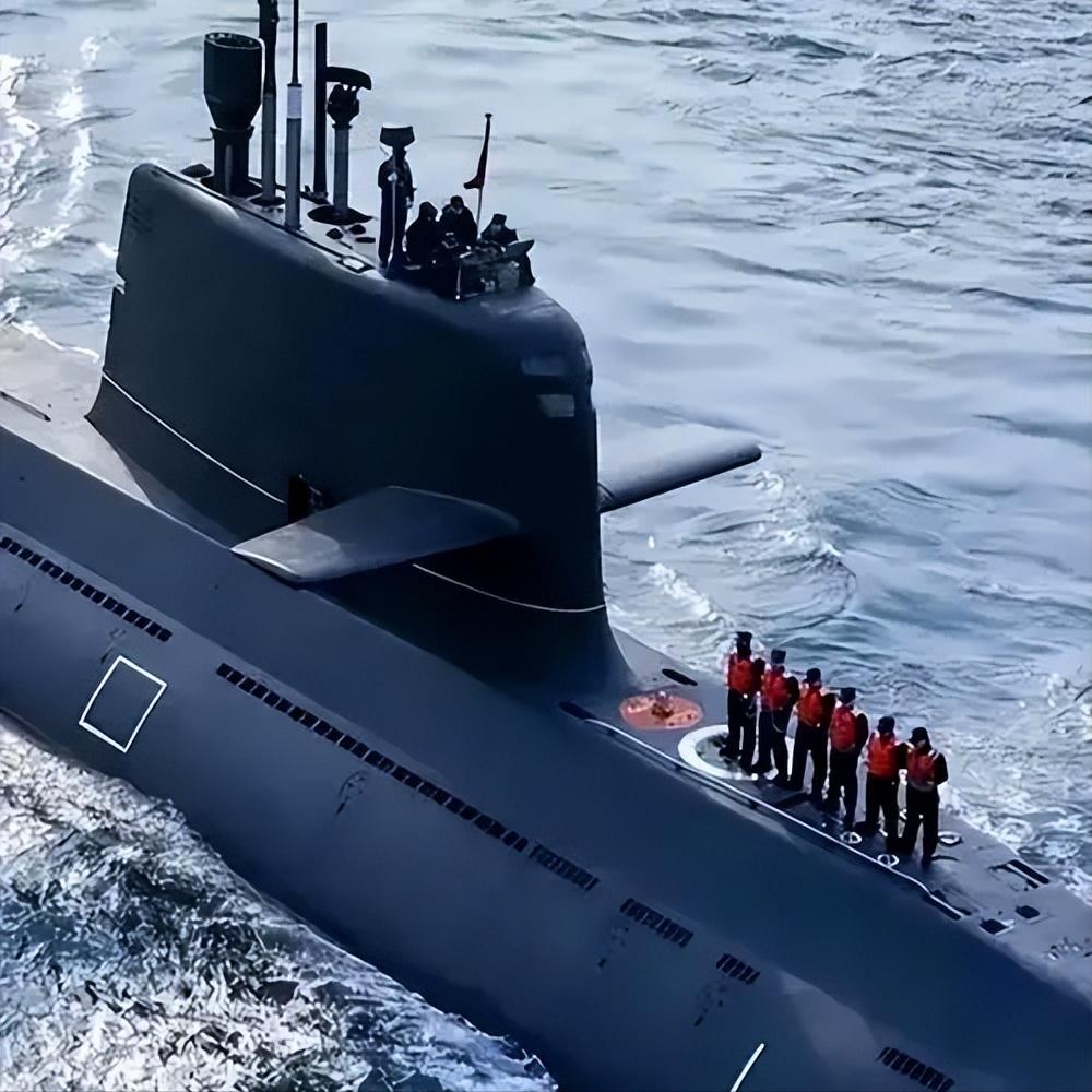 为什么核潜艇能够长时间保持在水下？因为核潜艇是个死物，要是没有人在里面，一直呆在