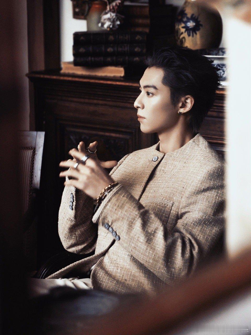 王鹤棣在巴黎帅得大事很妙看他在巴黎的生图，会忍不住感叹这颜值也太能打了。无论是