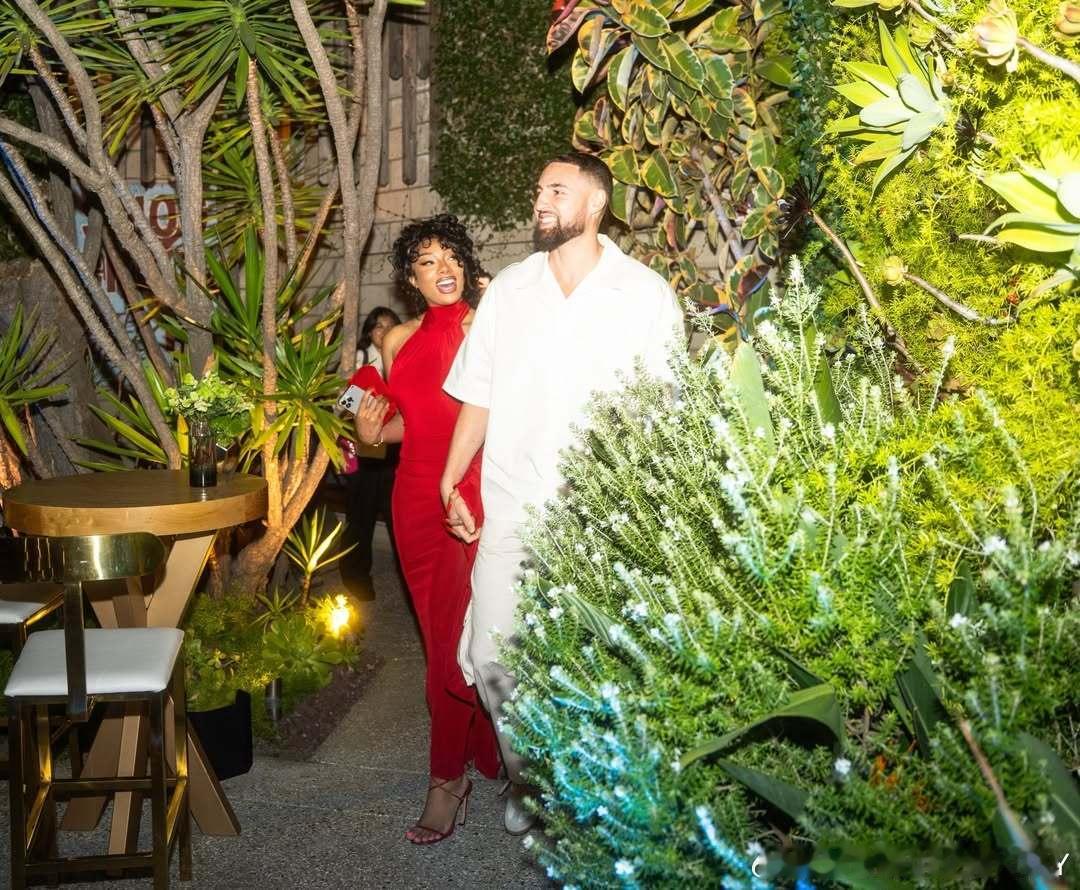 Meg的IG发了你汤生日派对的照片，你汤肉眼可见的开心感觉如果有一天你汤突然官宣