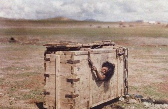 1913年，蒙古一名女子因犯通奸罪被实施“箱刑”，她被剥光衣物，用铁链锁住装进一