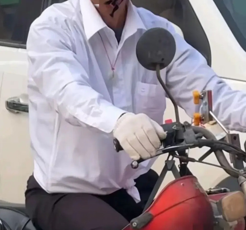 当年一辆摩托车，拉客能养活全家。在东莞开的士，能买房子。当年工资一个月600