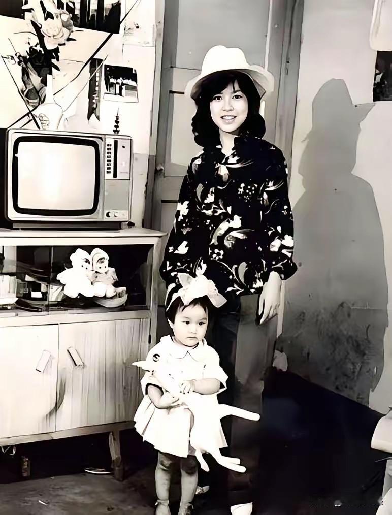王菲小时候在家里和妈妈的合影,时间应该是上个世纪70年代,距今应该50多年了,在