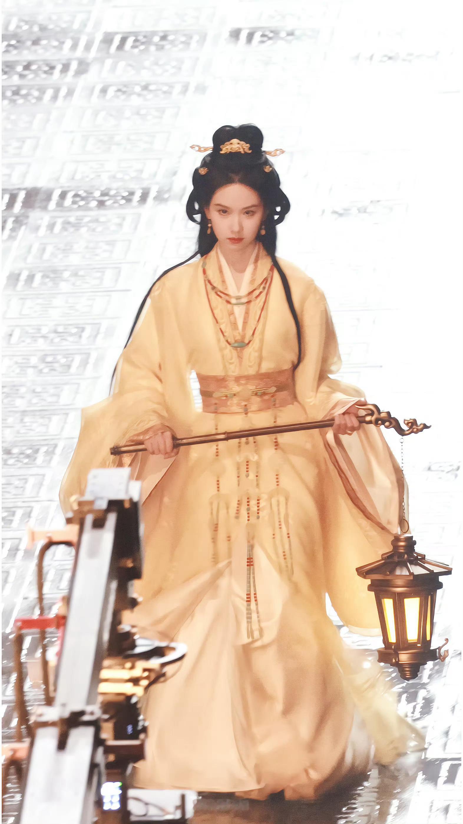 OMG陈都灵这个造型好好看！！！好贵气啊提灯女神😘嘟嘟造型运不错啊都是很贴