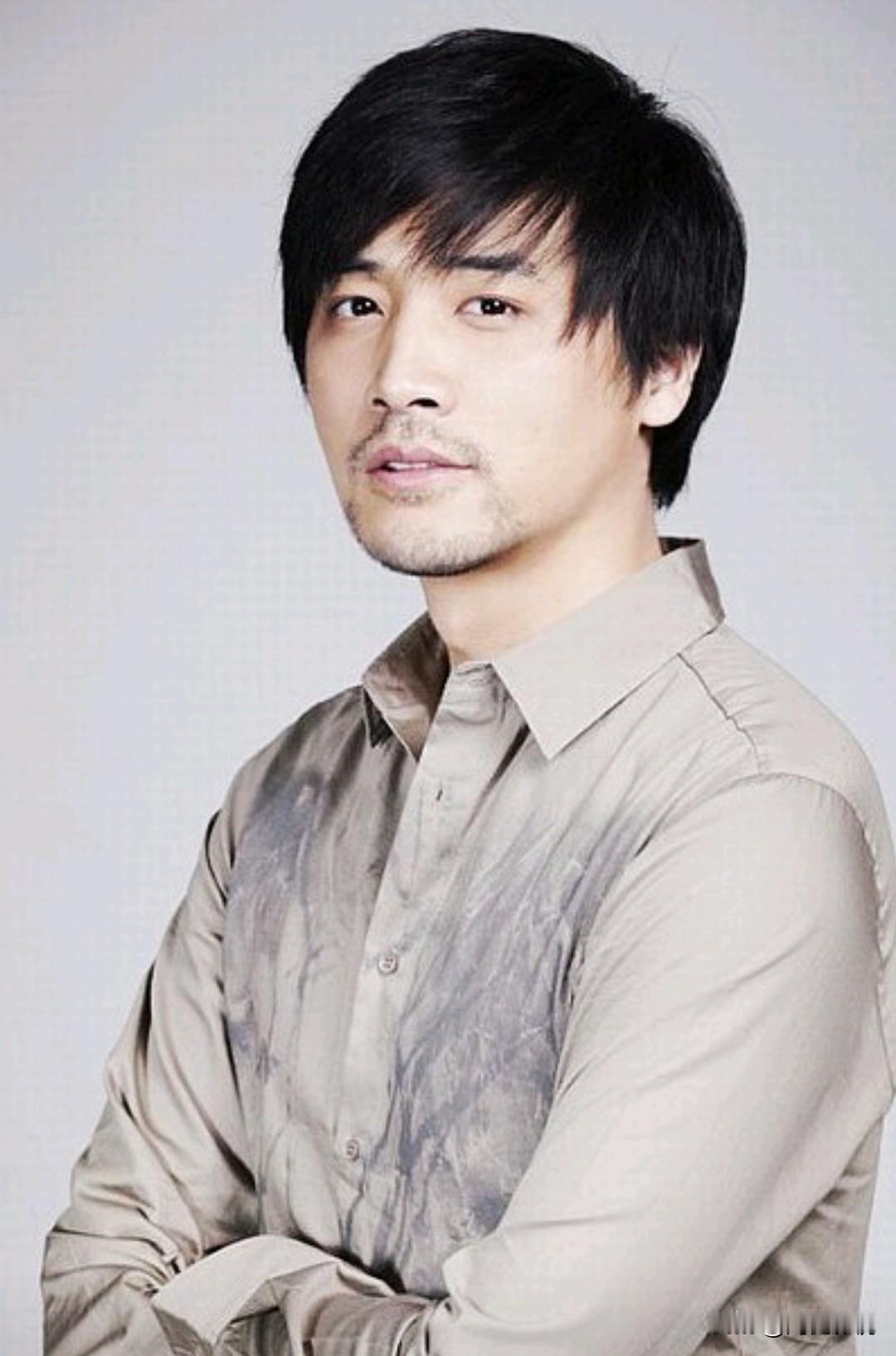 大家还记得这位男演员吗？他今年43岁，土生土长的山东人，毕业于上海戏剧学院。他