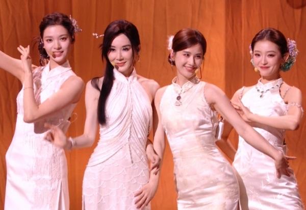 最近黄圣依和萧蔷一起表演舞蹈，两位美女如今看上去依然都很年轻，也都有一种温婉迷人