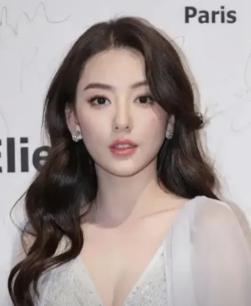 方媛晒生日的美好瞬间，这个从素人逆袭的女人，她女性的力量比你想像中强大。方媛发