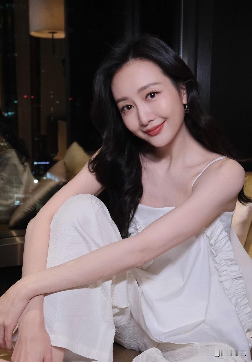 王鸥8月31日官宣，时间点卡在女儿被拍上早教课的那天，这不是冲动，是精准的信