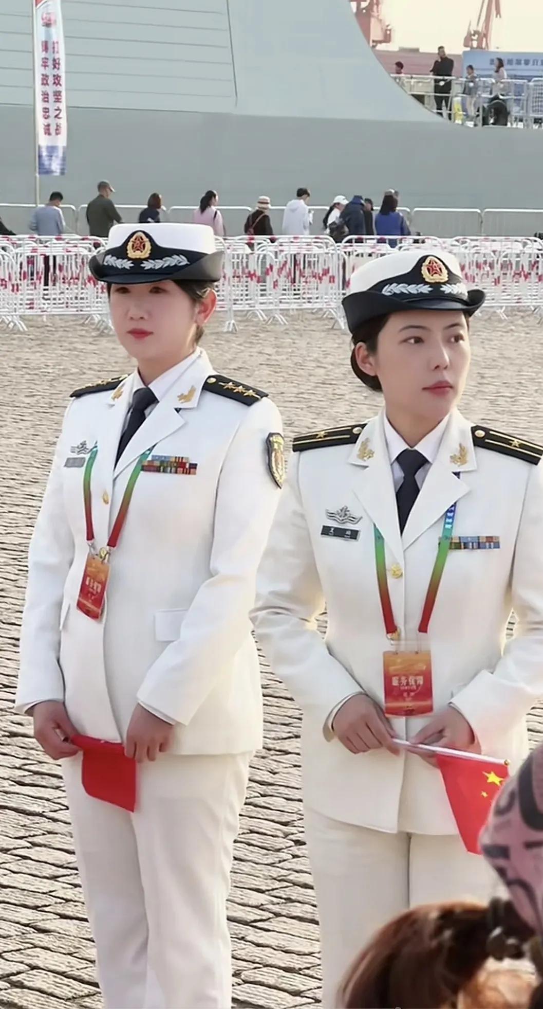 大家仔细看，这两名海军女军官的资历章为什么有这么大的不同呢？开放日，一名两名海